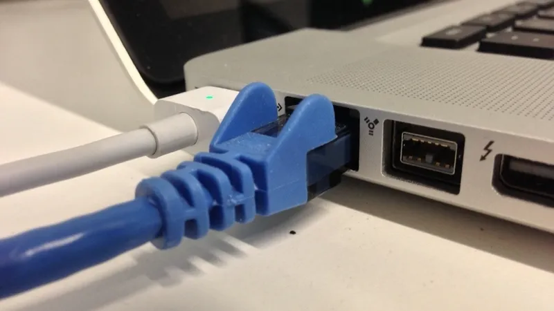 Mac cắm dây mạng Ethernet có cần tắt Wi-Fi không