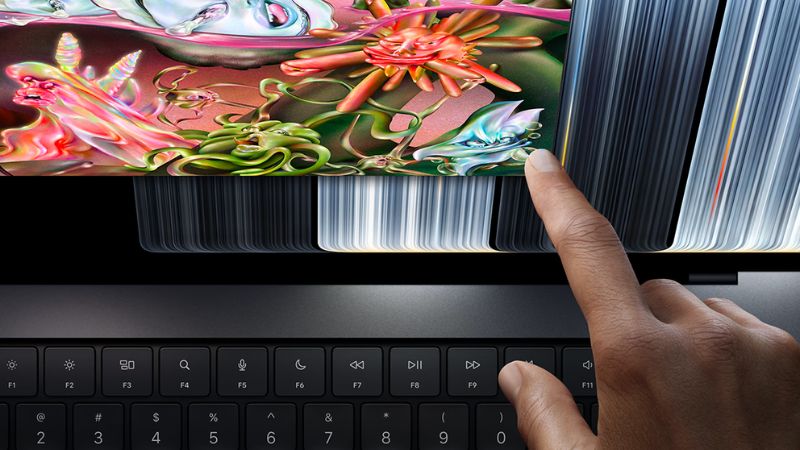 Người dùng chạm trực tiếp lên màn hình cảm ứng MacBook Pro PROLED XDR