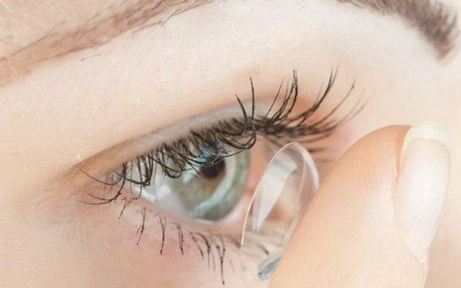 Sử dụng kính áp tròng khi tiếp xúc nhiều với điện thoại