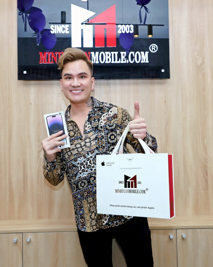 Ca sĩ Lâm Chấn Huy mê iPhone 14 Pro Max rinh ngay siêu phẩm về nhà