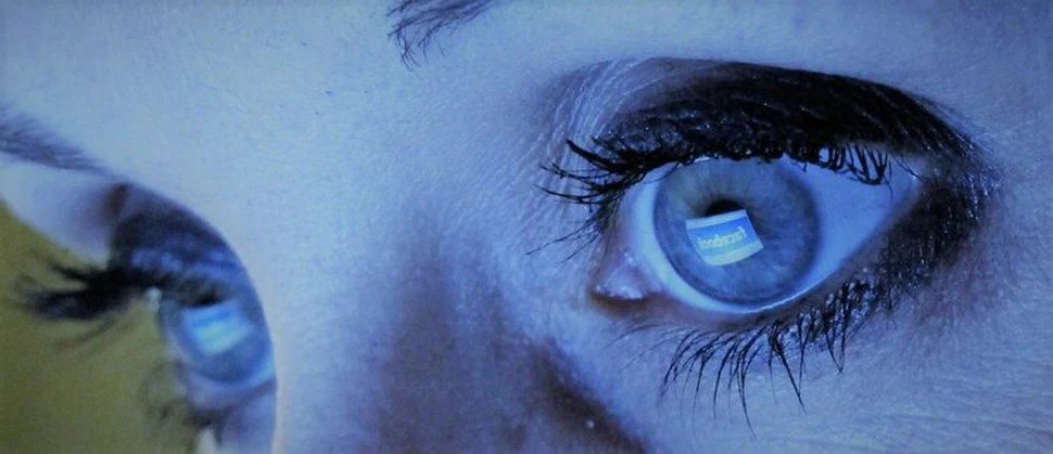 Cẩn thận bị mù vì xài smartphone trong bóng tối