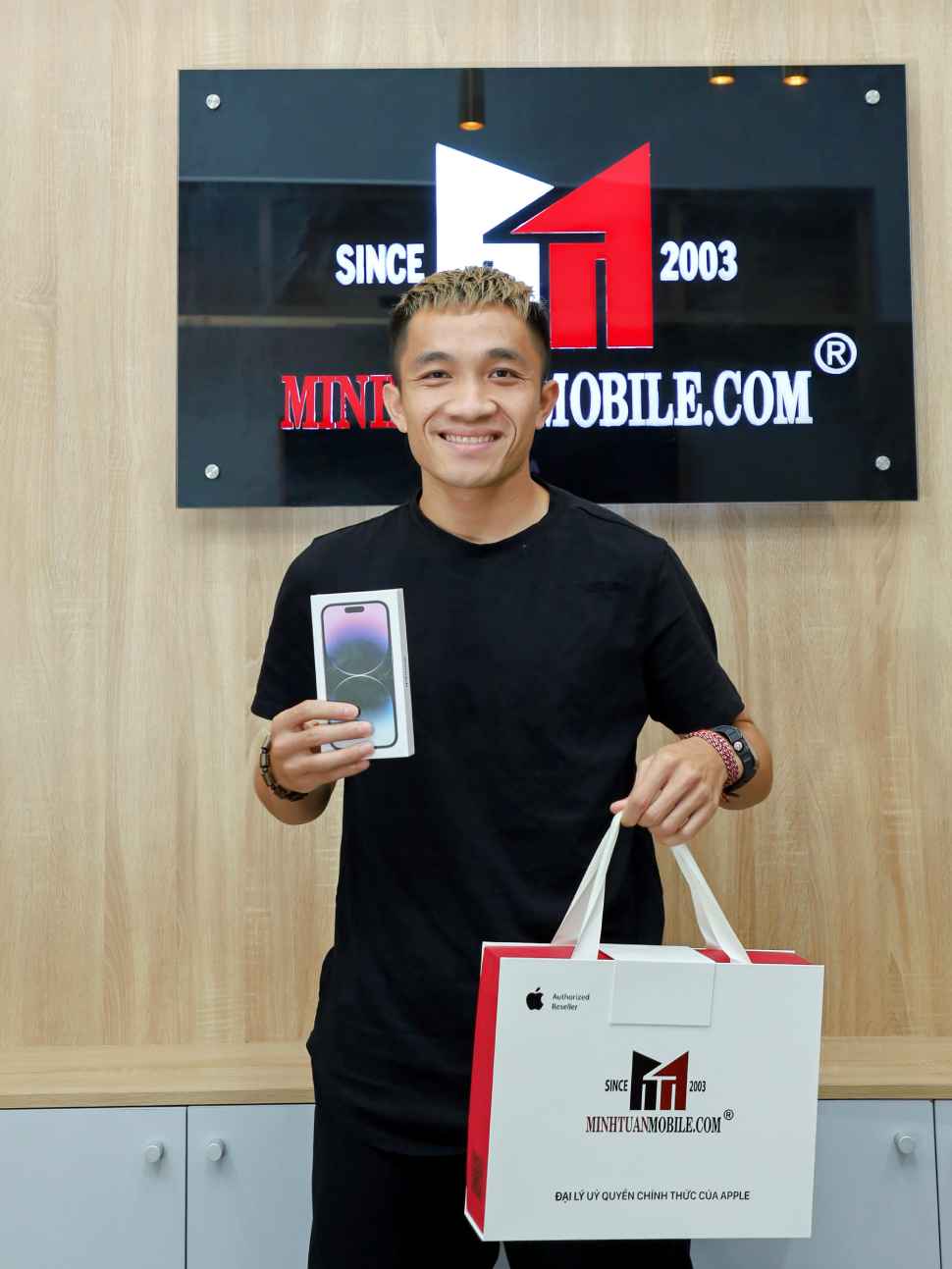 Cầu thủ Sầm Ngọc Đức chi chục triệu rước iPhone 14 Pro Max