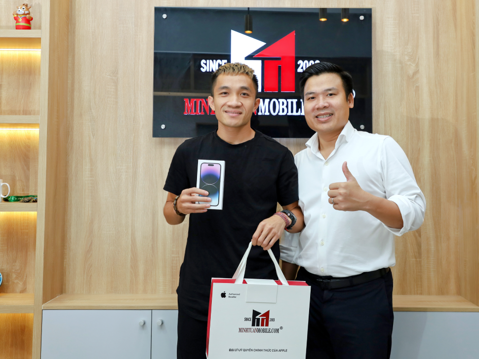 Cầu thủ Sầm Ngọc Đức chi chục triệu rước iPhone 14 Pro Max