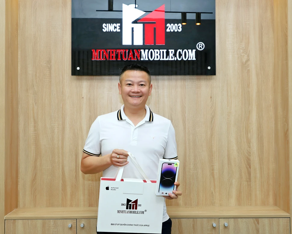 Cầu thủ Văn Quyến cũng chọn mua iPhone 14 Pro Max