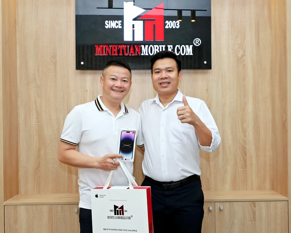 Cầu thủ Văn Quyến cũng chọn mua iPhone 14 Pro Max