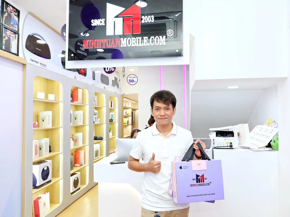 Đạo diễn Lý Hoàng tậu hẳn 2 chiếc iPhone 14 Pro Max