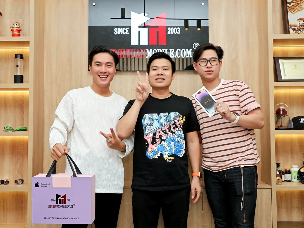 Diễn viên La MinDu điển trai, hào hứng bên iPhone 14 Pro Max