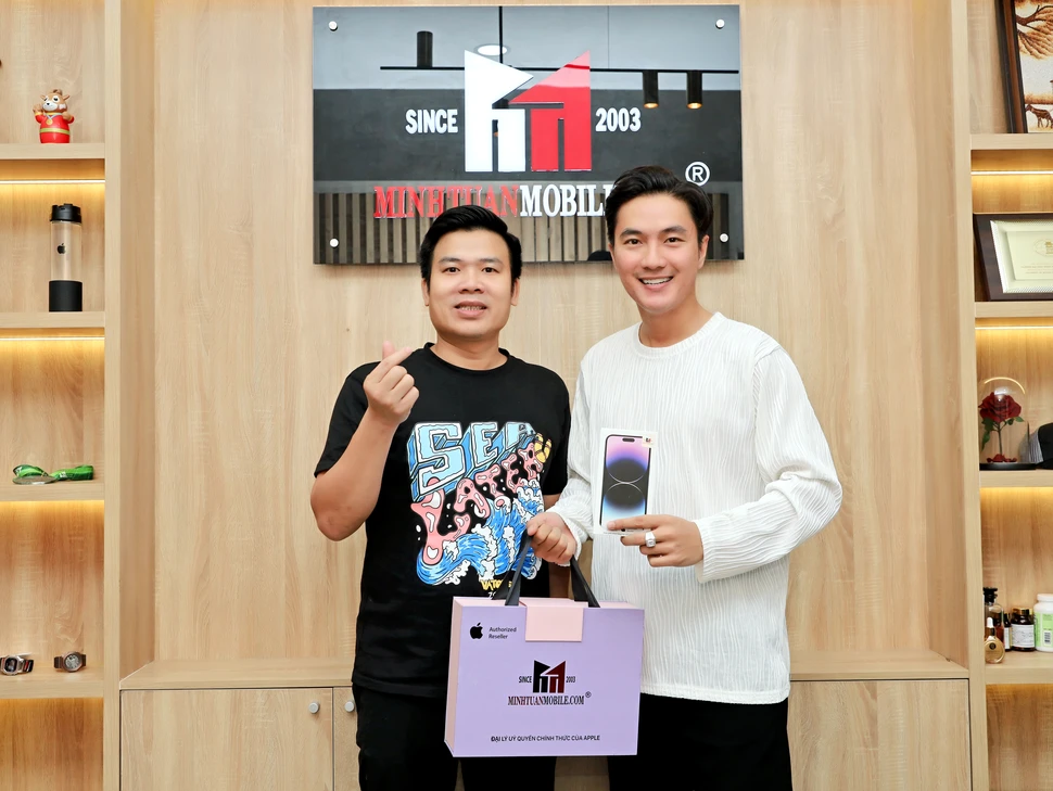 Diễn viên La MinDu điển trai, hào hứng sắm iPhone 14 Pro Max