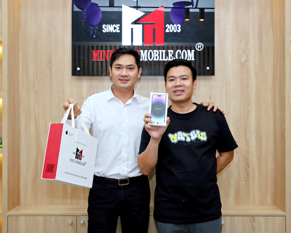 Diễn viên Minh Luân sắm iPhone 14 Pro Max màu vàng Gold phong thủy đẹp xuất sắc