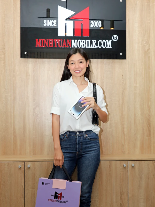 Diễn viên Xuân Văn rạng rỡ sắm iPhone 14 Pro Max 256GB