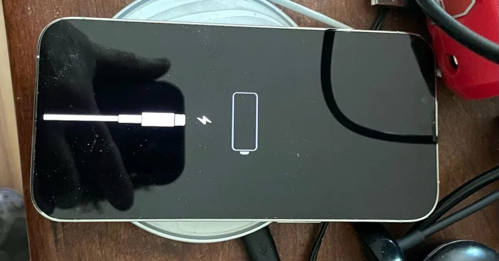 iPhone chìm nghỉm dưới hồ ở Mỹ, 1 năm sau tìm thấy vẫn hoạt động.