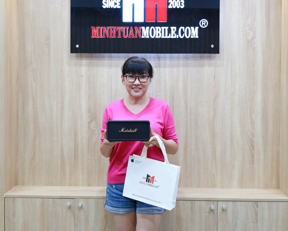 Nghệ sĩ Phương Dung sắm Loa Bluetooth Marshall Emberton cho trải nghiệm âm thanh tuyệt đỉnh