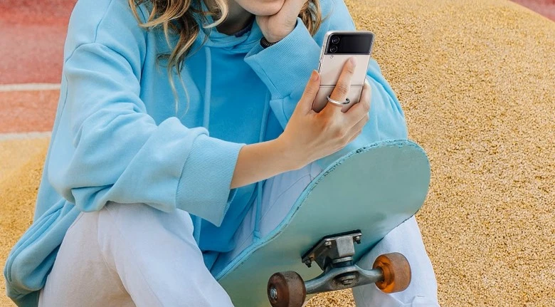 Ốp lưng Samsung Galaxy Z Flip4 Clear kèm vòng đeo