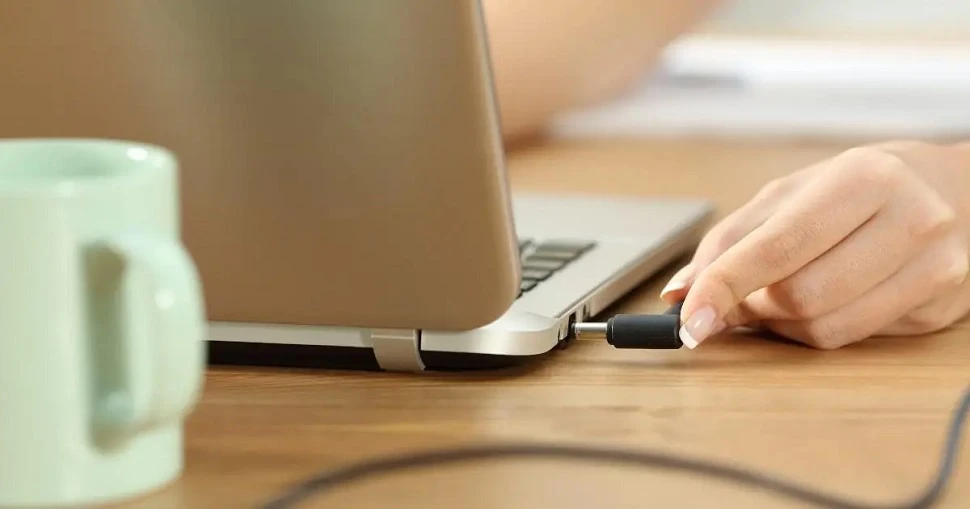 cắm sạc laptop liên tục 