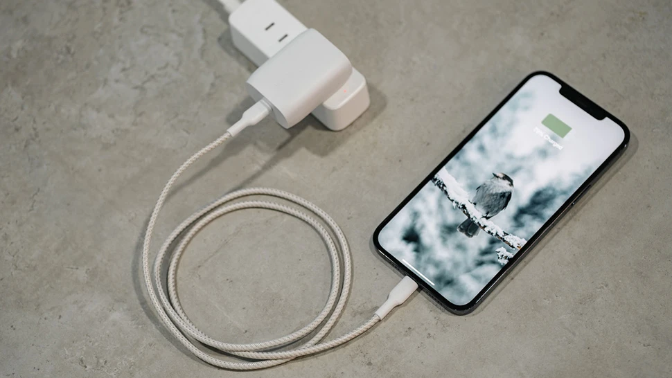 Có nên cắm sạc pin điện thoại liên tục?