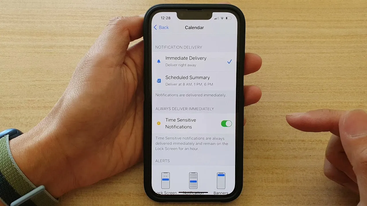 Tính năng Thông báo gấp trên iPhone là gì và cách sử dụng