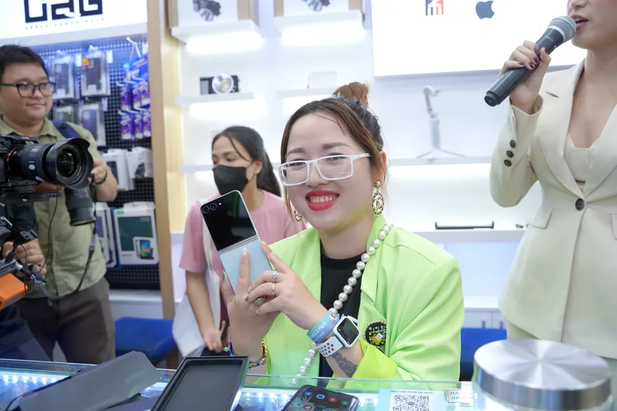 Loạt ảnh trên tay Galaxy Z Series