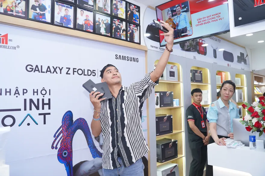 Loạt ảnh trên tay Galaxy Z Series