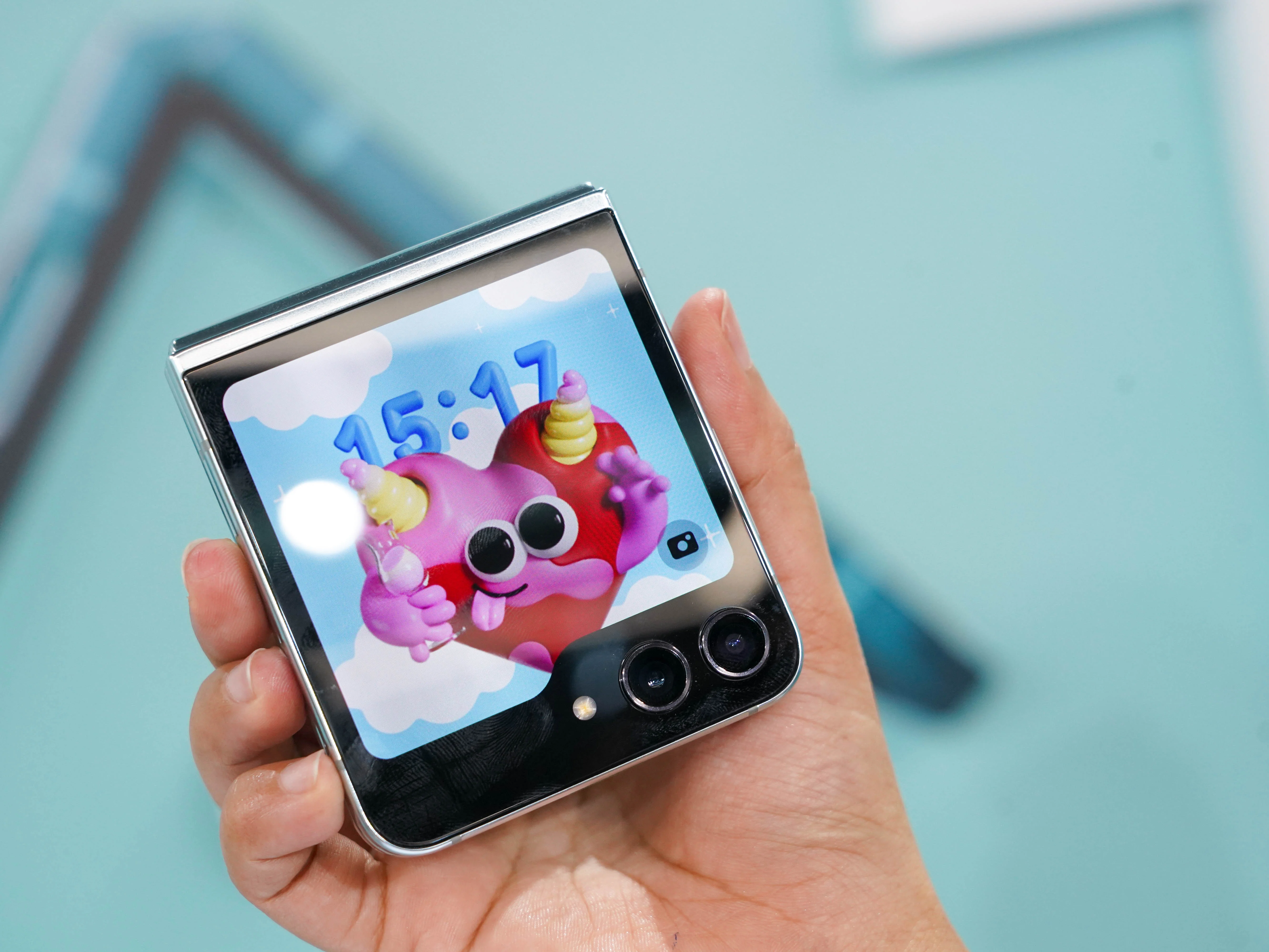 Trên tay siêu phẩm điện thoại gập Galaxy Z Flip5