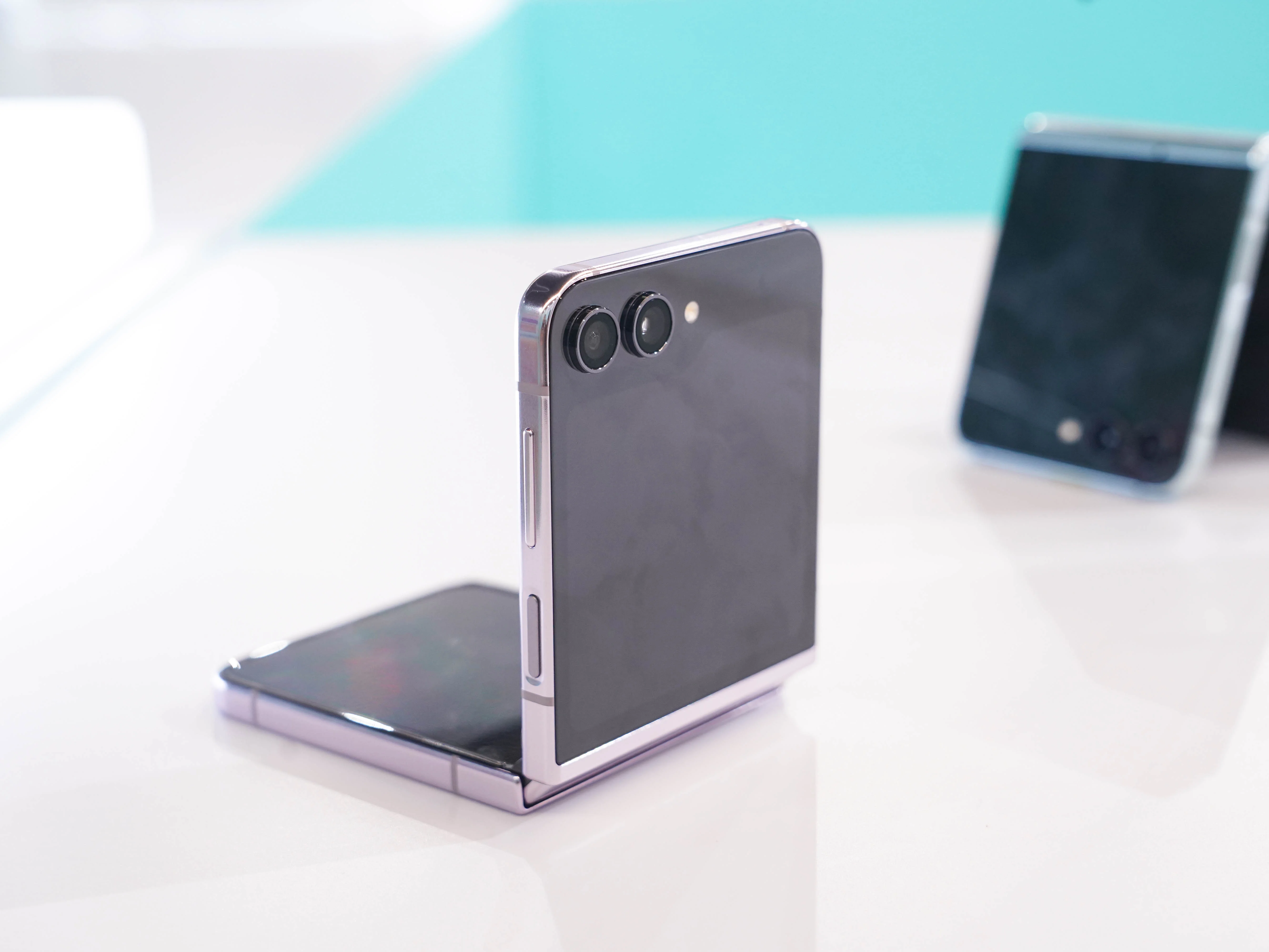 Trên tay siêu phẩm điện thoại gập Galaxy Z Flip5