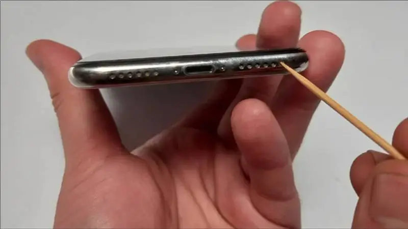 vệ sinh loa và micro iPhone