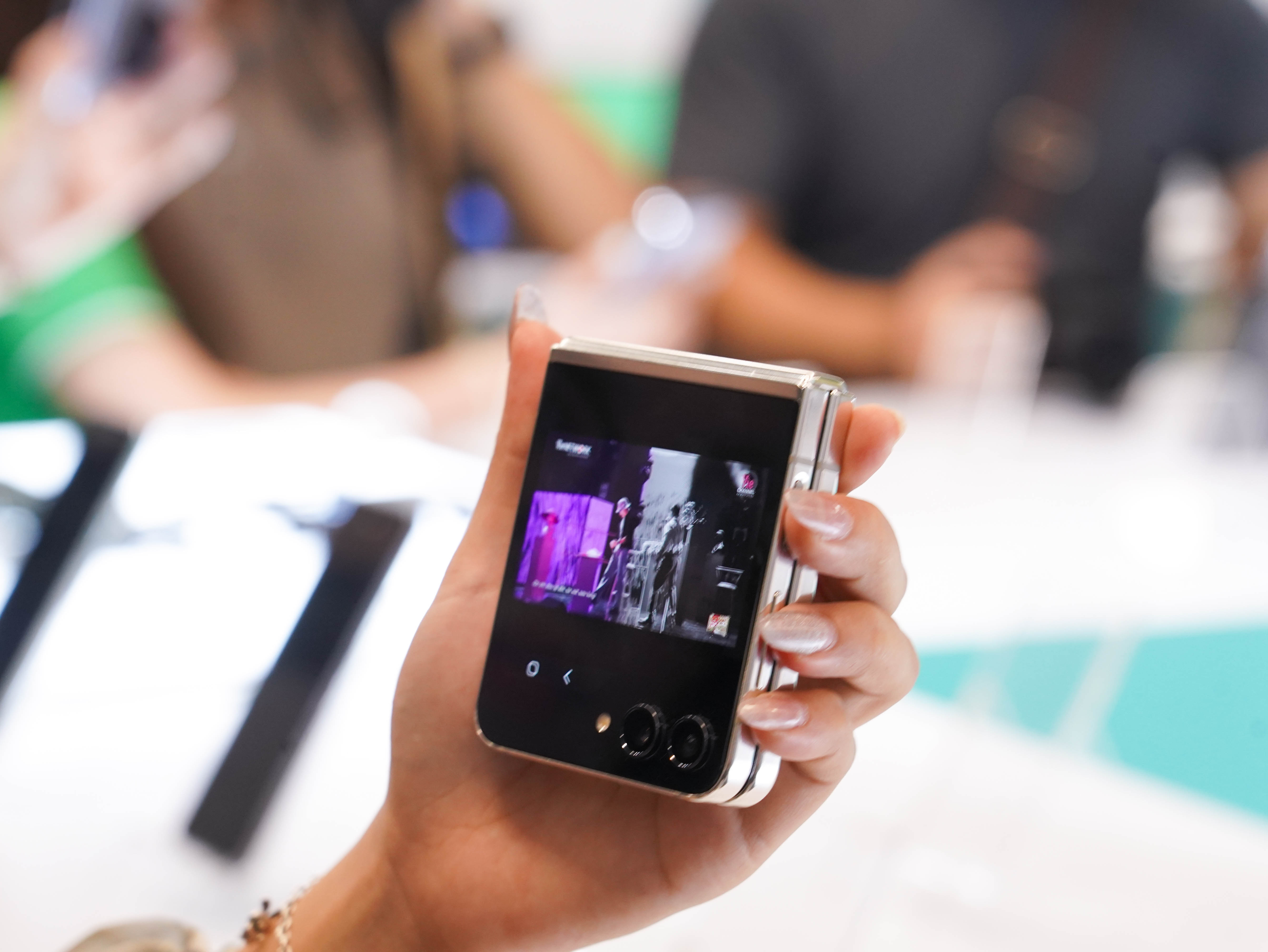 Trên tay siêu phẩm điện thoại gập Galaxy Z Flip5