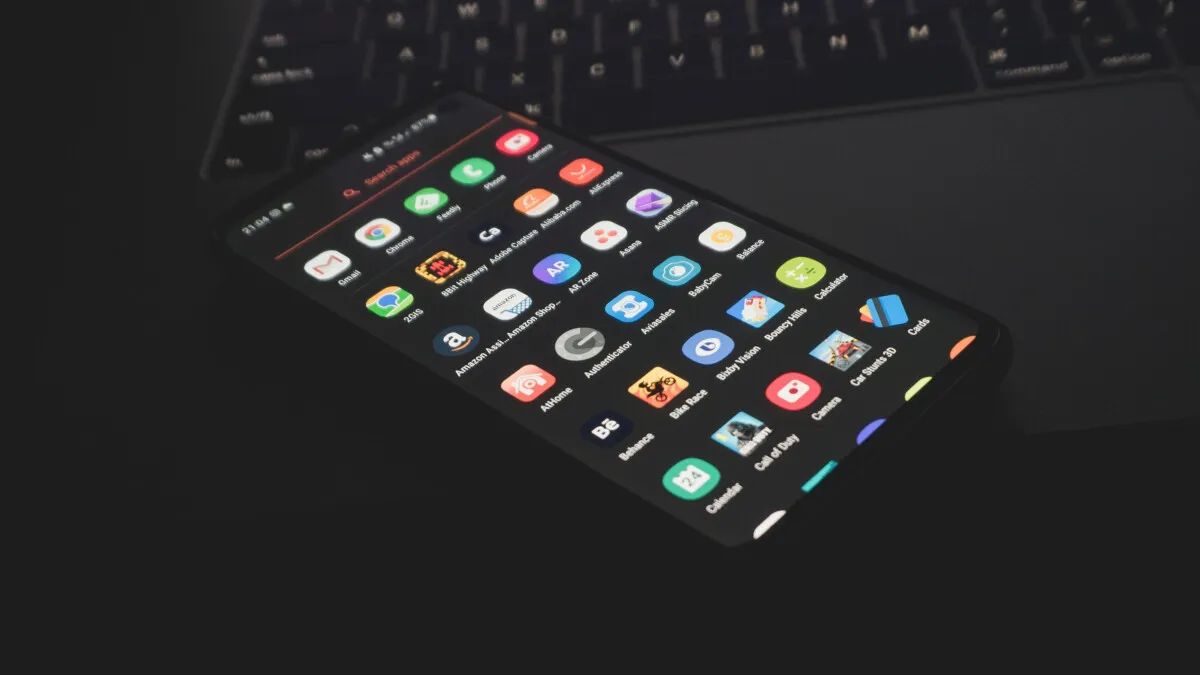 Công ty cung cấp phần mềm bảo mật cho máy tính và thiết bị di động McAfee (Mỹ) vừa công bố kết quả nghiên cứu về 43 ứng dụng nguy hiểm đang lén lút gây hại cho smartphone Android.  Theo McAfee, 43 ứng dụng nguy hiểm này đã có 2,5 triệu lượt tải xuống và đã bị Google xóa khỏi cửa hàng ứng dụng do vi phạm các quy định của Play Store. Các ứng dụng này chủ yếu thuộc các lĩnh vực truyền hình (TV), âm nhạc trực tuyến hoặc tin tức và hướng đến người dùng ở Hàn Quốc. Tuy nhiên, chiến dịch này cũng có thể được áp dụng để tấn công người dùng Android ở Mỹ, Vương quốc Anh và các nước khác trên thế giới. Bên trong các ứng dụng này có chứa các phần mềm quảng cáo (adware) chạy ngầm, theo dõi thông tin thiết bị, và làm cho pin tiêu hao nhanh hơn.  Ngoài việc làm cho pin yếu đi, ứng dụng chạy quảng cáo nền cũng có thể tiêu thụ dữ liệu di động và làm chậm điện thoại của người dùng. Nếu để các ứng dụng nguy hiểm này hoạt động lâu sẽ làm cho pin bị hư hỏng, thậm chí làm hỏng điện thoại.  McAfee cho biết, các phần mềm quảng cáo được giấu trong các ứng dụng rất khó phát hiện. Chúng không tấn công thiết bị ngay khi được cài đặt mà sẽ chờ vài tuần sau mới bắt đầu hoạt động. Điều này vừa giúp các ứng dụng nguy hiểm lách qua tính năng kiểm tra bảo mật của Google, vừa giúp chúng lừa gạt người dùng đã tải chúng và nhận được xếp hạng cao trên Play Store. McAfee cũng khám phá ra rằng những kẻ điều khiển các phần mềm quảng cáo này cũng có thể điều khiển chúng từ xa.  Khác với các ứng dụng nguy hiểm lây nhiễm virus vào điện thoại Android, các ứng dụng phần mềm quảng cáo này hiển thị quảng cáo khi màn hình điện thoại bị tắt để kiếm tiền trái phép cho những kẻ tạo ra chúng. Thậm chí, những phần mềm này còn yêu cầu người dùng không cho phép chúng bị giới hạn bởi tính năng tiết kiệm pin của nền tảng Android để có thể chạy nền thoải mái. Các chuyên gia bảo mật khuyên rằng, nếu người dùng đã cài đặt những ứng dụng này thì nên gỡ bỏ chúng khỏi thiết bị Android càng sớm càng tốt.  Cách giữ thiết bị an toàn trước những ứng dụng nguy hiểm Theo các chuyên gia bảo mật, trước khi cài đặt bất kỳ ứng dụng mới nào trên smartphone Android của mình, người dùng nên xem xét xếp hạng và đánh giá của ứng dụng đó trên cửa hàng Play Store. Tuy nhiên, vì xếp hạng và bài đánh giá ứng dụng có thể bị làm giả, người dùng cũng nên tìm các bài đánh giá khác trên các trang web khác. Các video đánh giá có thể rất hữu ích vì người dùng có thể xem ứng dụng được nói đến đang hoạt động trên smartphone của người khác trước khi quyết định cài đặt ứng dụng đó trên smartphone của mình.  Để bảo vệ khỏi các ứng dụng nguy hiểm và phần mềm quảng cáo, người dùng cũng nên sử dụng một trong những ứng dụng chống vi-rút Android tốt nhất. Tuy nhiên, nếu người dùng có ngân sách hạn chế, thì tính năng bảo vệ Google Play Protect miễn phí và được cài sẵn trên hầu hết các điện thoại Android cũng có thể quét các ứng dụng hiện tại và bất kỳ ứng dụng mới nào.  Cuối cùng, người dùng cần thận trọng khi các ứng dụng yêu cầu quyền truy cập vào một số chức năng của thiết bị. Điều này không phải lúc nào cũng đúng vì một số ứng dụng cần sử dụng các chức năng của Android để hoạt động. Tuy nhiên, khả năng cao một ứng dụng có thể nguy hiểm nếu nó yêu cầu các quyền có vẻ không liên quan. Người dùng phải xem xét kỹ lưỡng trước khi cho phép thêm bất kỳ quyền nào cho ứng dụng.  43 ứng dụng phần mềm quảng cáo này hiện đã bị loại bỏ khỏi Play Store nhưng nếu người dùng đã cài đặt bất kỳ ứng dụng nào trong số chúng trên smartphone của mình, bạn sẽ phải tự xóa chúng theo cách thủ công. Dưới đây là danh sách của 43 ứng dụng nguy hiểm:  best.7080music.com  m.gooogoole.com  barocom.mgooogl.com  newcom.mgooogl.com  easydmb.mgooogl.com  freekr.mgooogl.com  fivedmb.mgooogl.com  krlive.mgooogl.com  sixdmb.mgooogl.com  onairshop.mgooogle.com  livedmb.mgooogle.com  krbaro.mgooogle.com  onairlive.mgooogle.com  krdmb.mgooogle.com  onairbest.ocooooo.com  dmbtv.ocooooo.com  ringtones.ocooooo.com  onairmedia.ocooooo.com  onairnine.ocooooo.com  liveplay.oocooooo.com  liveplus.oocooooo.com  liveonair.oocooooo.com  eightonair.oocooooo.com  krmedia.oocooooo.com  kronair.oocooooo.com  newkrbada.ooooccoo.com  trot.ooooccoo.com  thememusic.ooooccoo.com  trot.ooooccoo.com  goodkrsea.ooooccoo.com  krlive.ooooccoo.com  news.ooooccoo.com  bestpado.ooooccoo.com  krtv.oooocooo.com  onairbaro.oooocooo.com  barolive.oooocooo.com  mppado.oooocooo.com  dmblive.oooocooo.com  baromedia.oooocooo.com  musicbada.oouooo.com  barolive.oouooo.com  sea.oouooo.com  blackmusic.oouooo.com