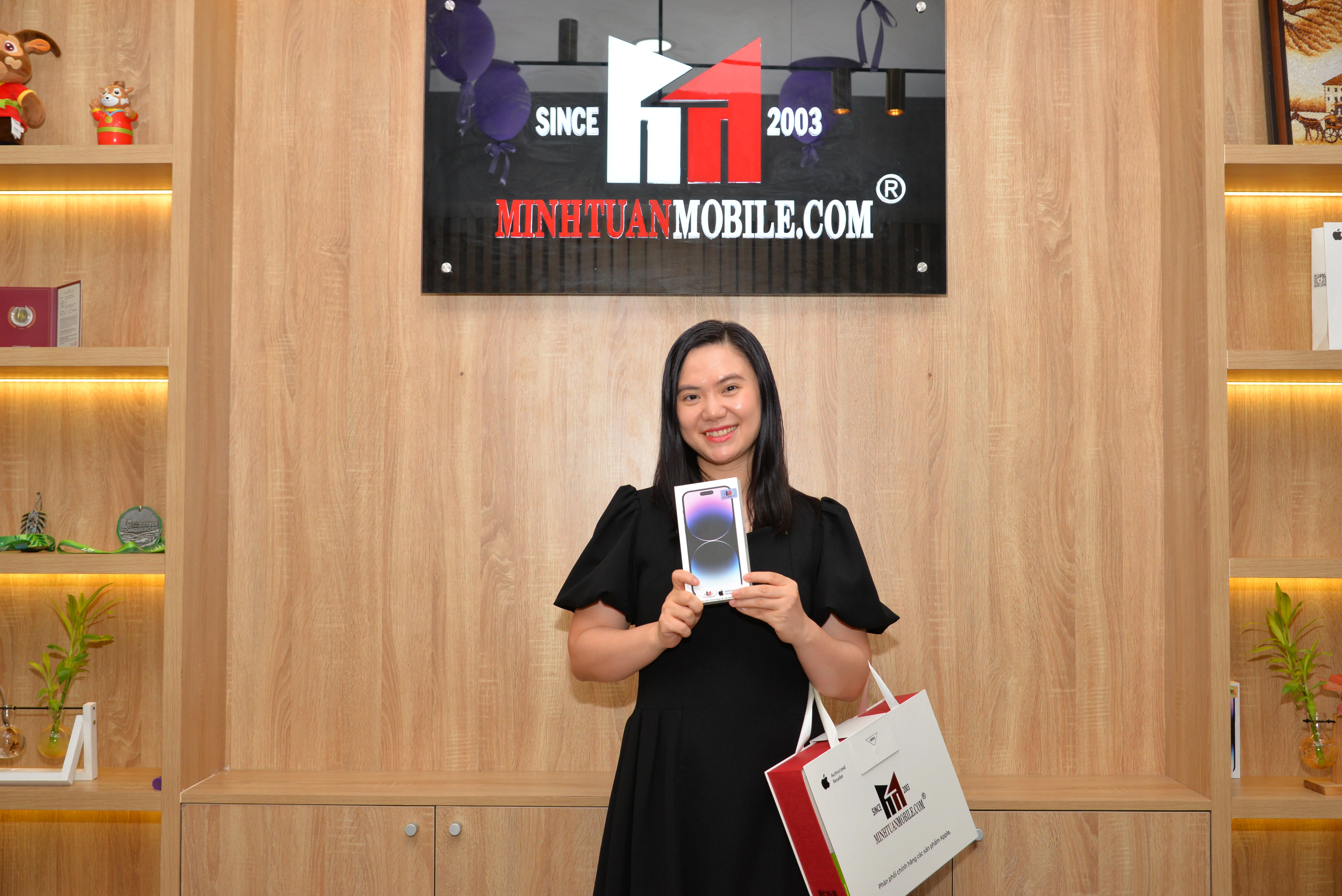 Nghệ nhân Cẩm Ly đã rinh em iPhone 14 Pro Max phiên bản đặc biệt