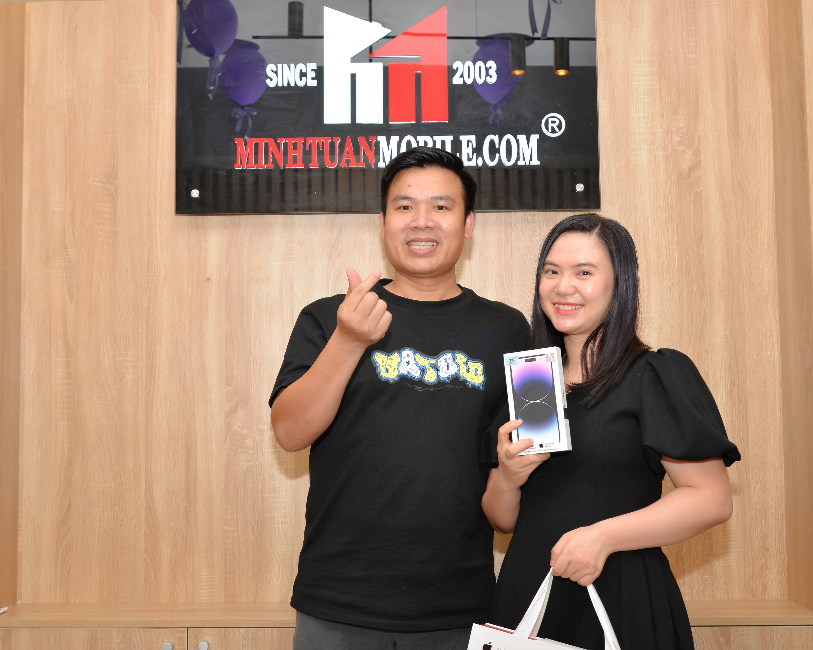 Nghệ nhân Cẩm Ly đã rinh em iPhone 14 Pro Max phiên bản đặc biệt