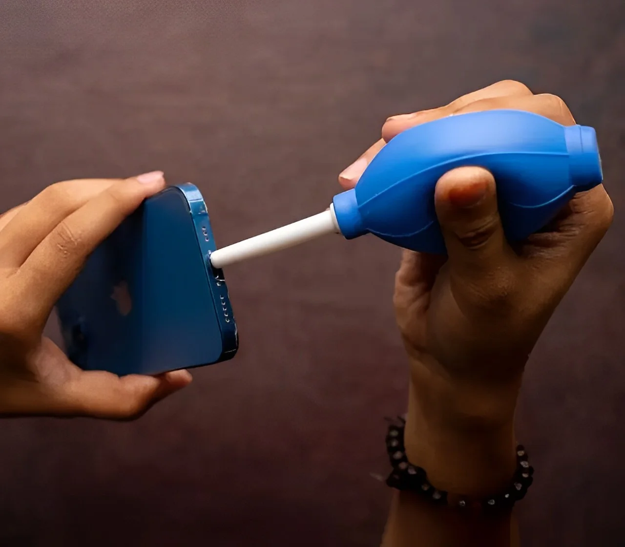 Cách vệ sinh cổng sạc iPhone đúng cách