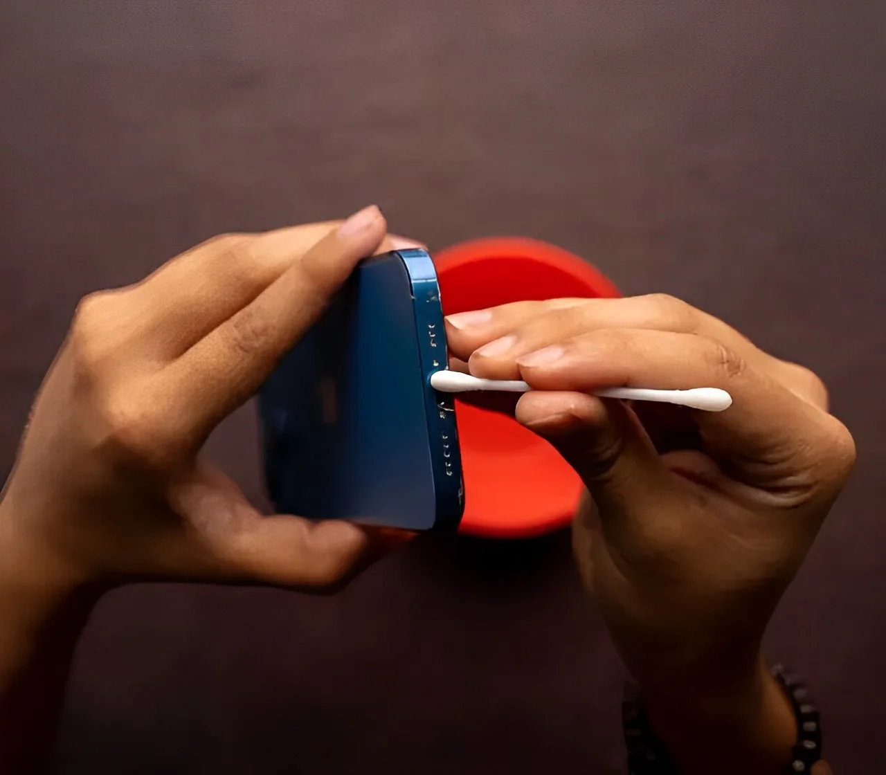 Cách vệ sinh cổng sạc iPhone đúng cách