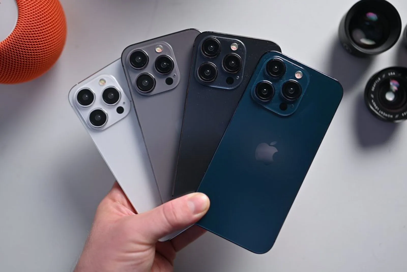 Người chơi game trên iPhone 15 Pro