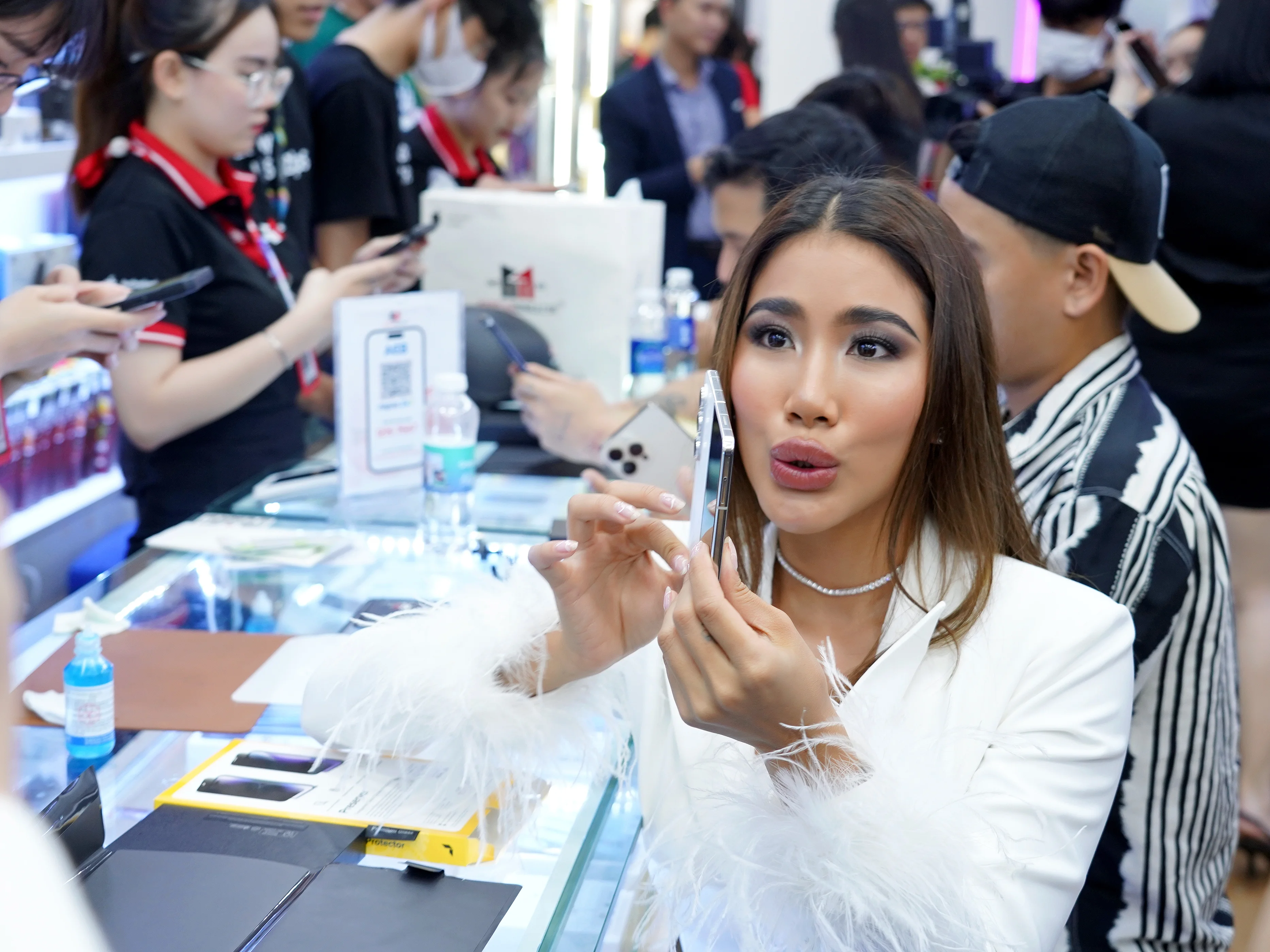 Đã mắt loạt ảnh khách hàng cầm trên tay Samsung Galaxy Z series