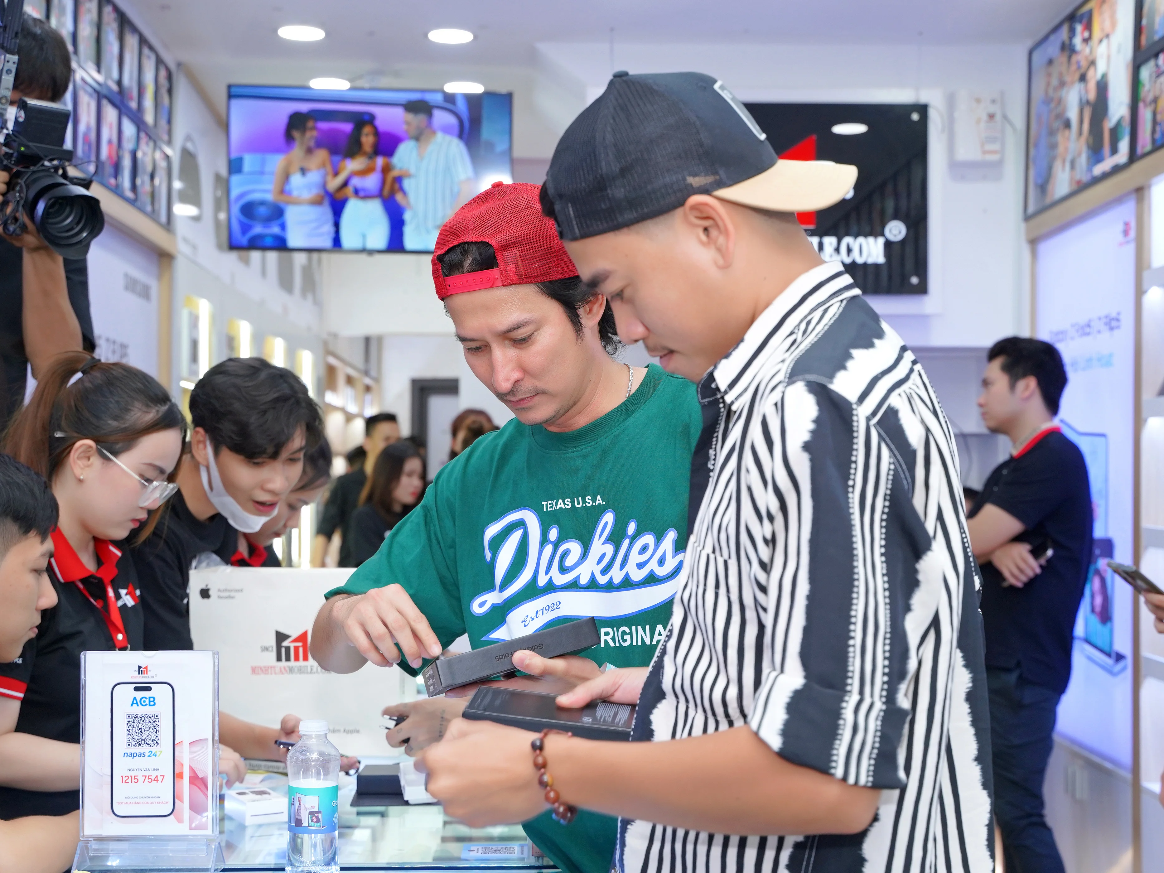 Đã mắt loạt ảnh khách hàng cầm trên tay Samsung Galaxy Z series