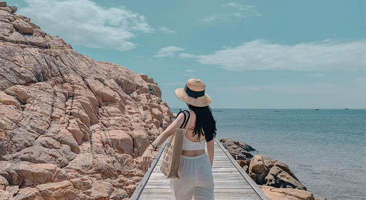 cách giúp bạn gái tạo dáng cực xinh khi đi biển