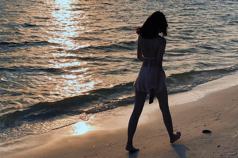 cách giúp bạn gái tạo dáng cực xinh khi đi biển