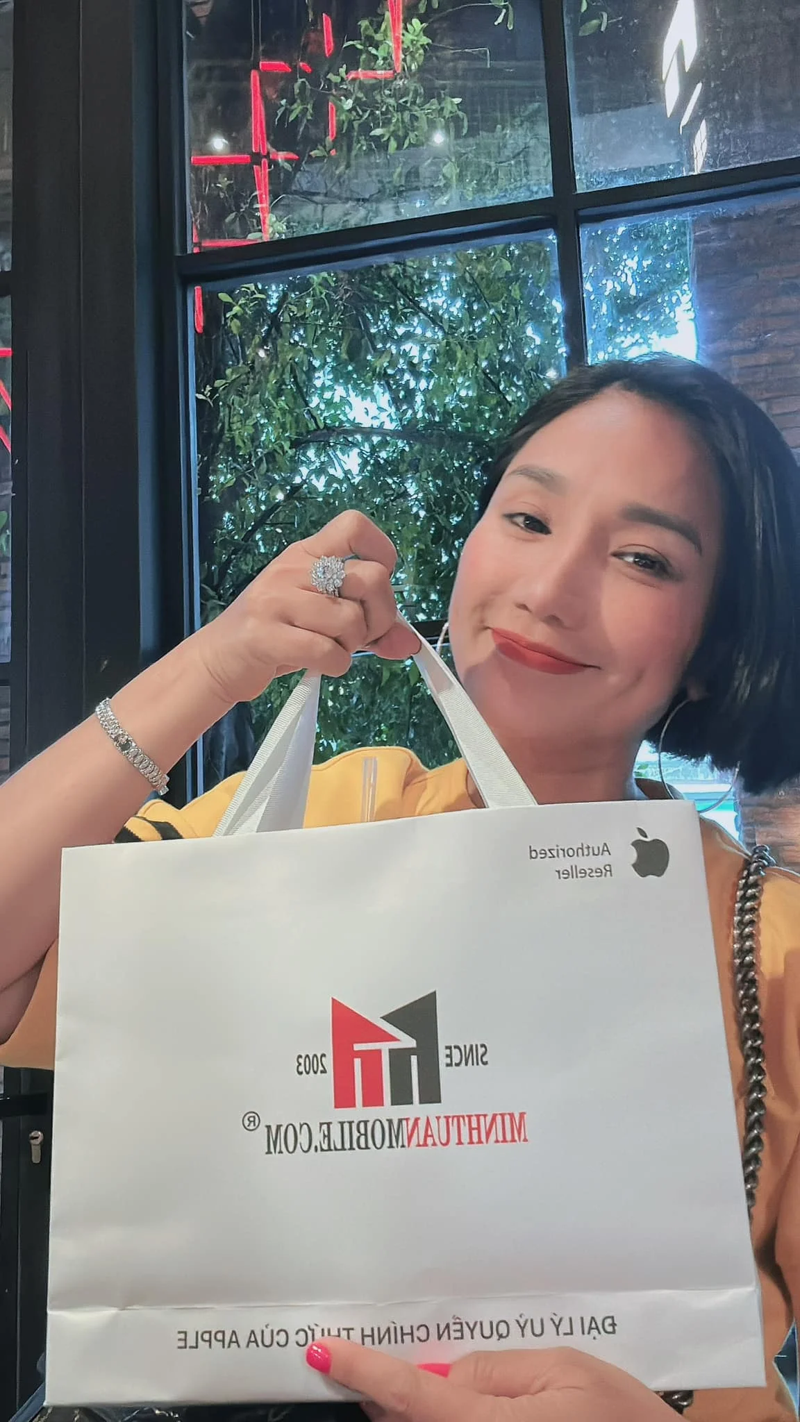 MC Cát Tường sắm sạc dự phòng không dây Energizer 