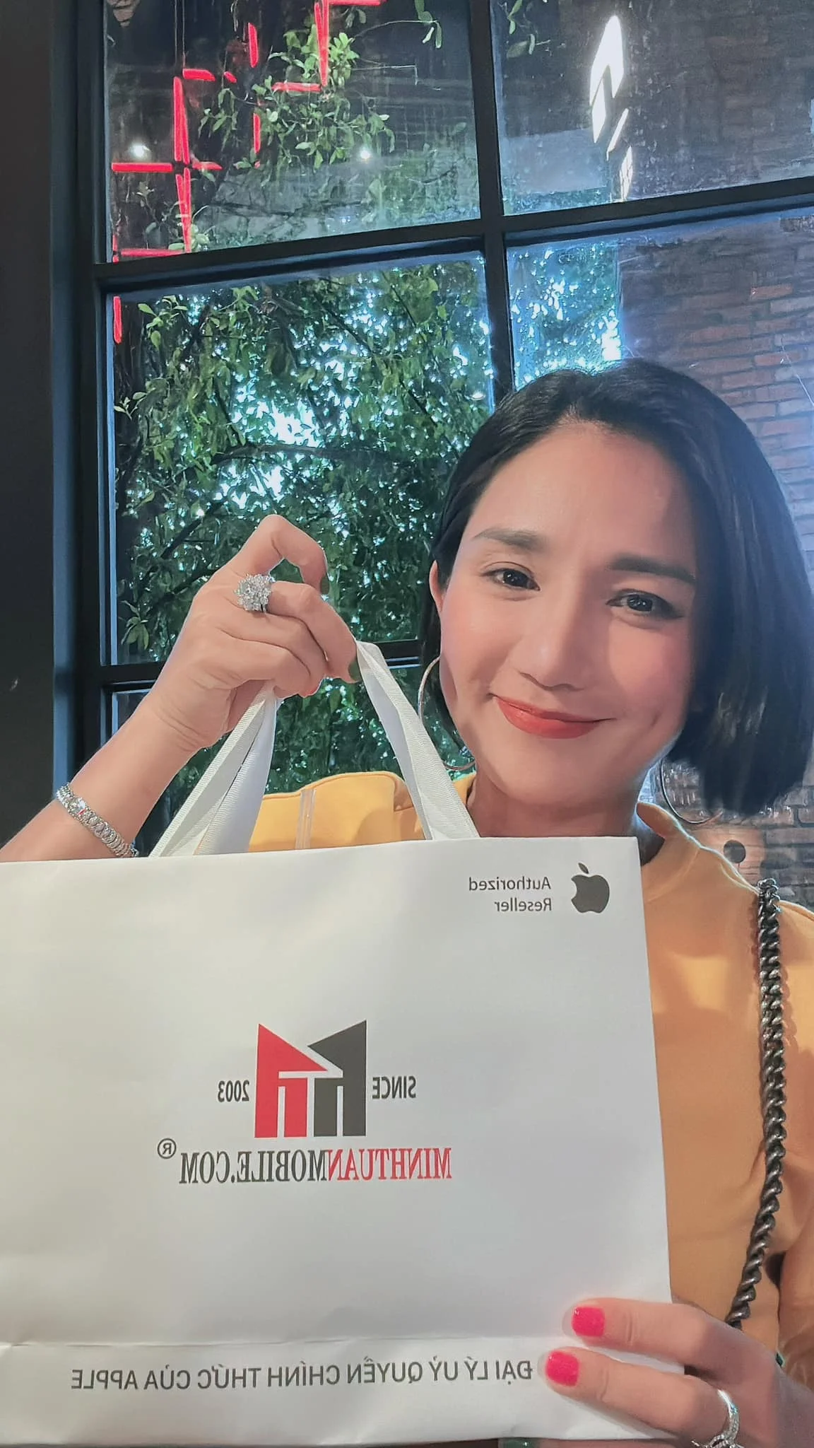 MC Cát Tường sắm sạc dự phòng không dây Energizer 