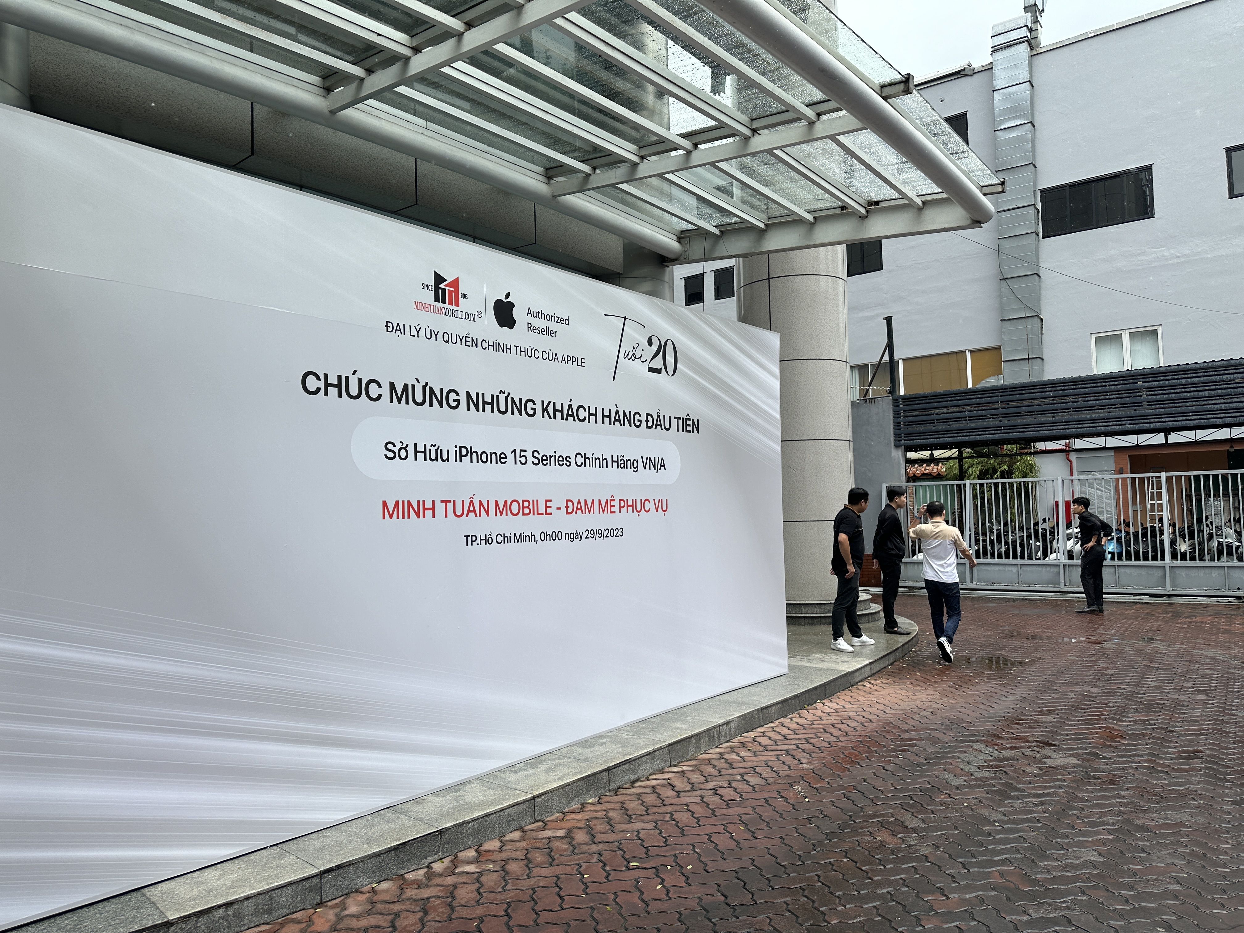 Minh Tuấn Mobile sôi động trước giờ mở bán iPhone 15 Series