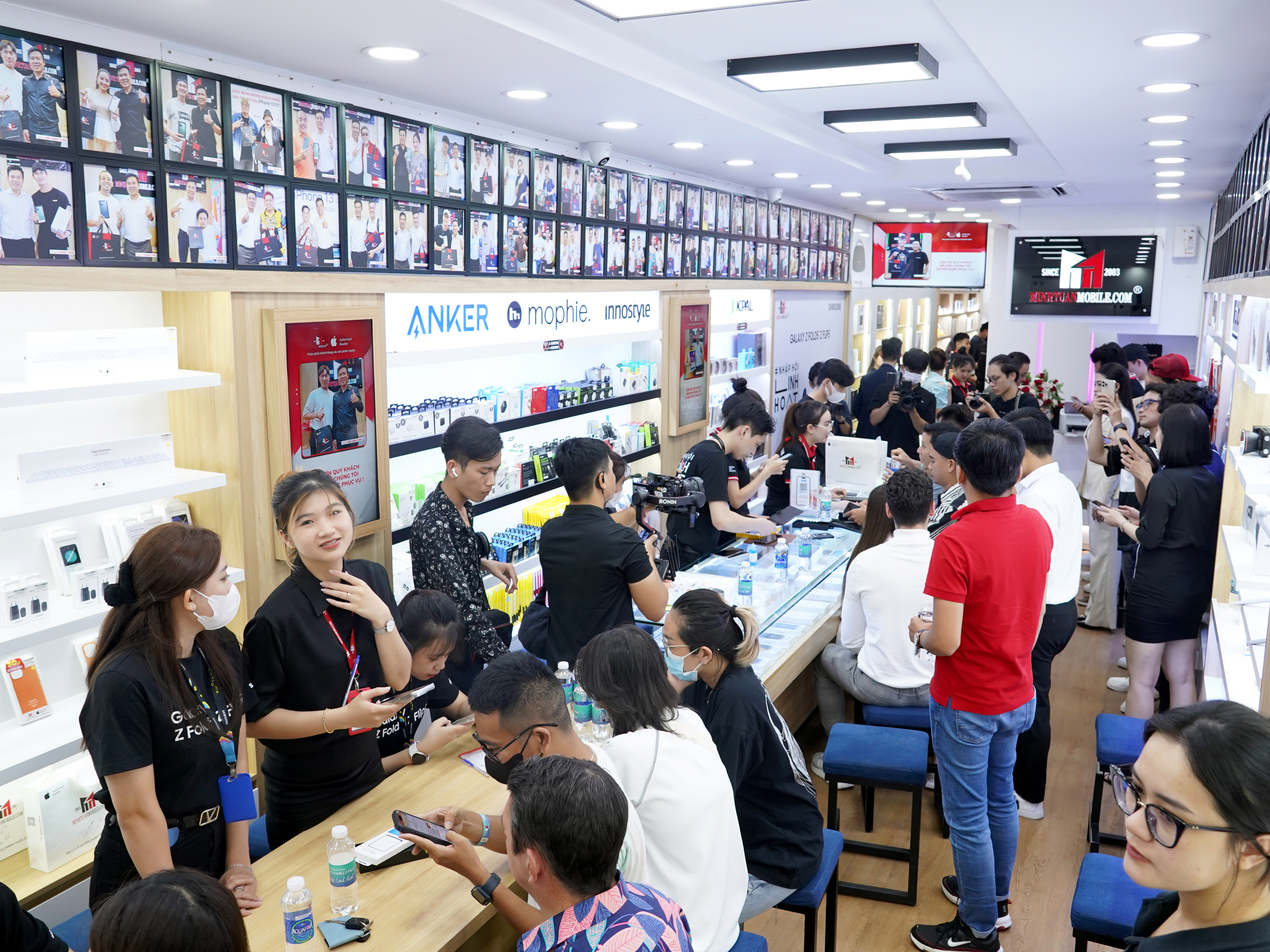 Nhộn nhịp ngày mở bán Samsung Galaxy Z series tại Minh Tuấn Mobile