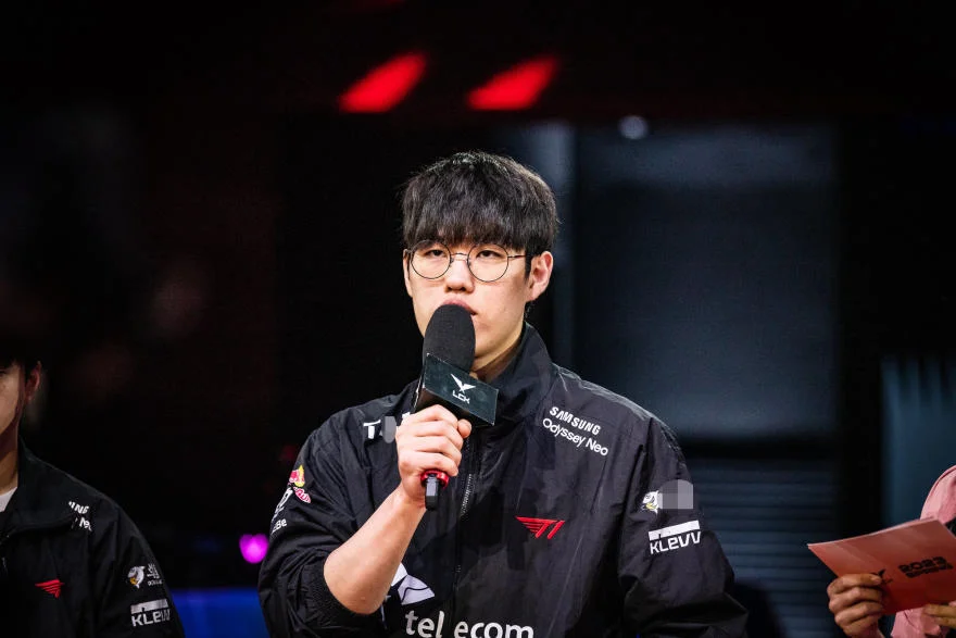 T1 chọn trang phục vinh danh CKTG 2023