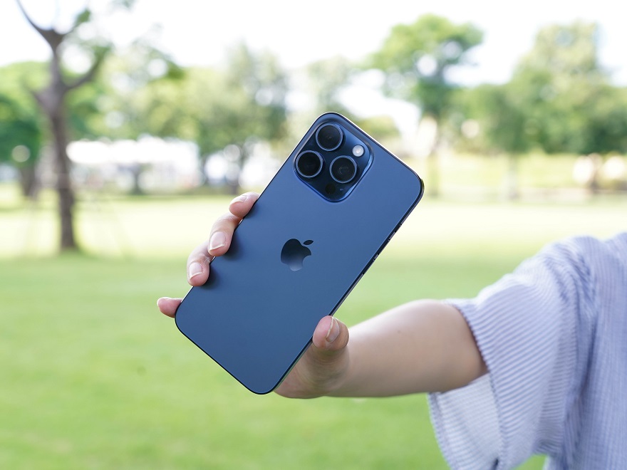 Sạc ngược trên iPhone 15 series