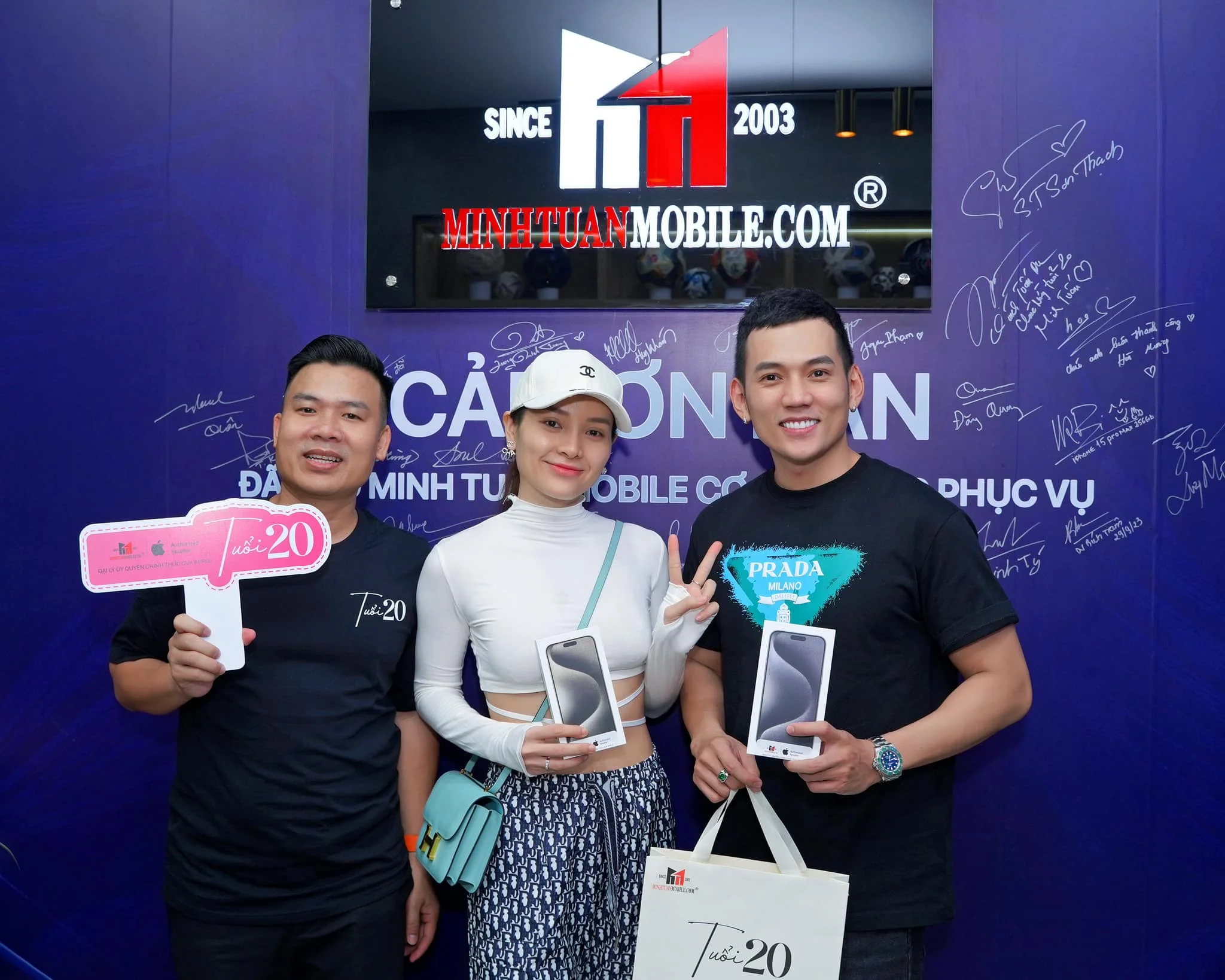 Soi ảnh iPhone 15 trên tay nghệ sĩ Việt