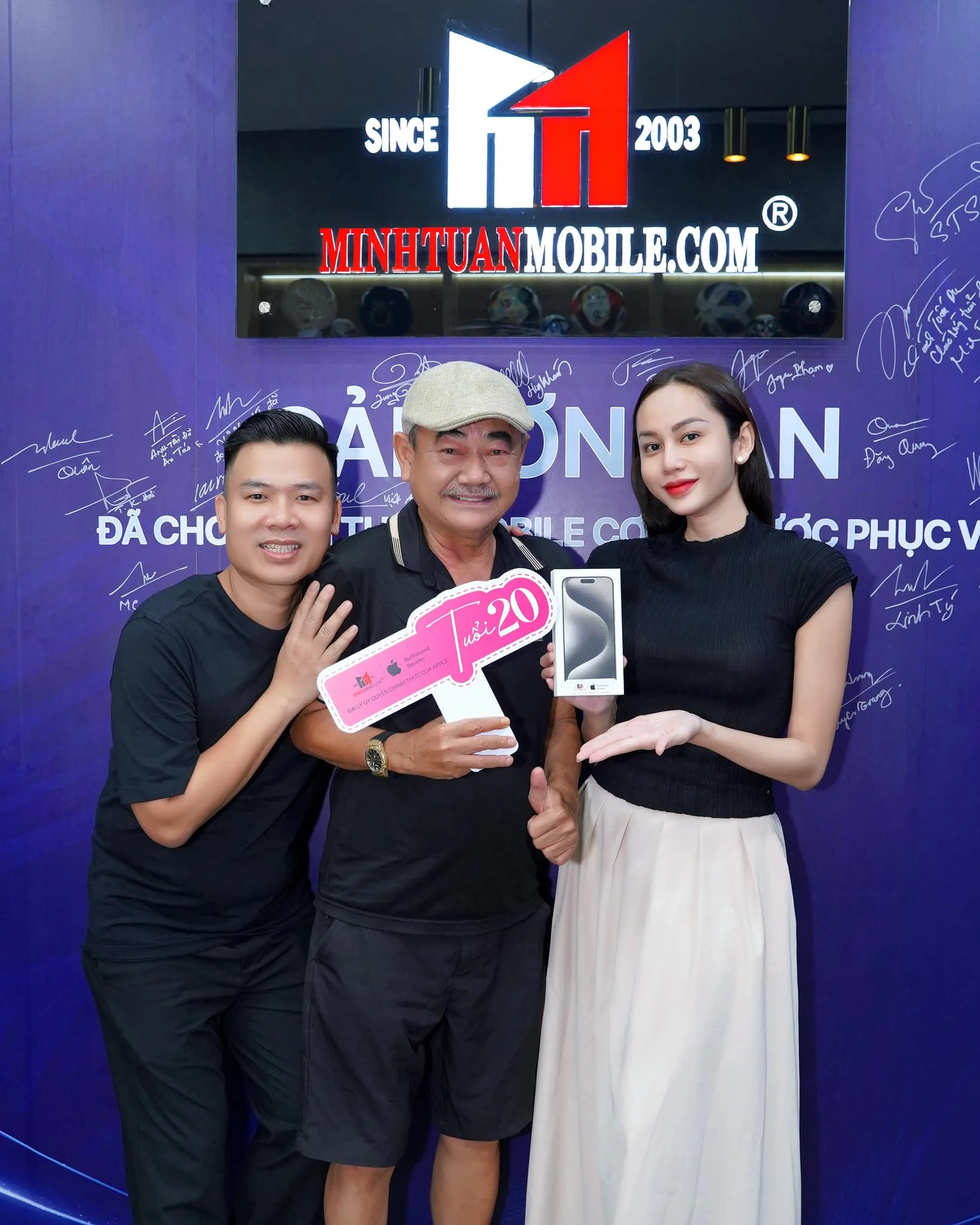 Soi ảnh iPhone 15 trên tay nghệ sĩ Việt