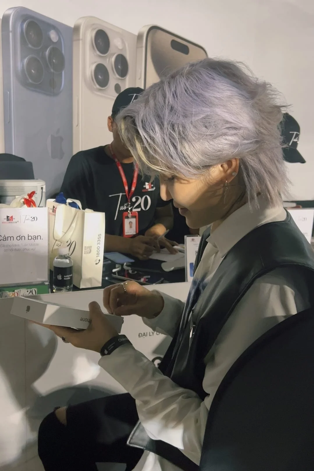 Soi ảnh iPhone 15 trên tay nghệ sĩ Việt