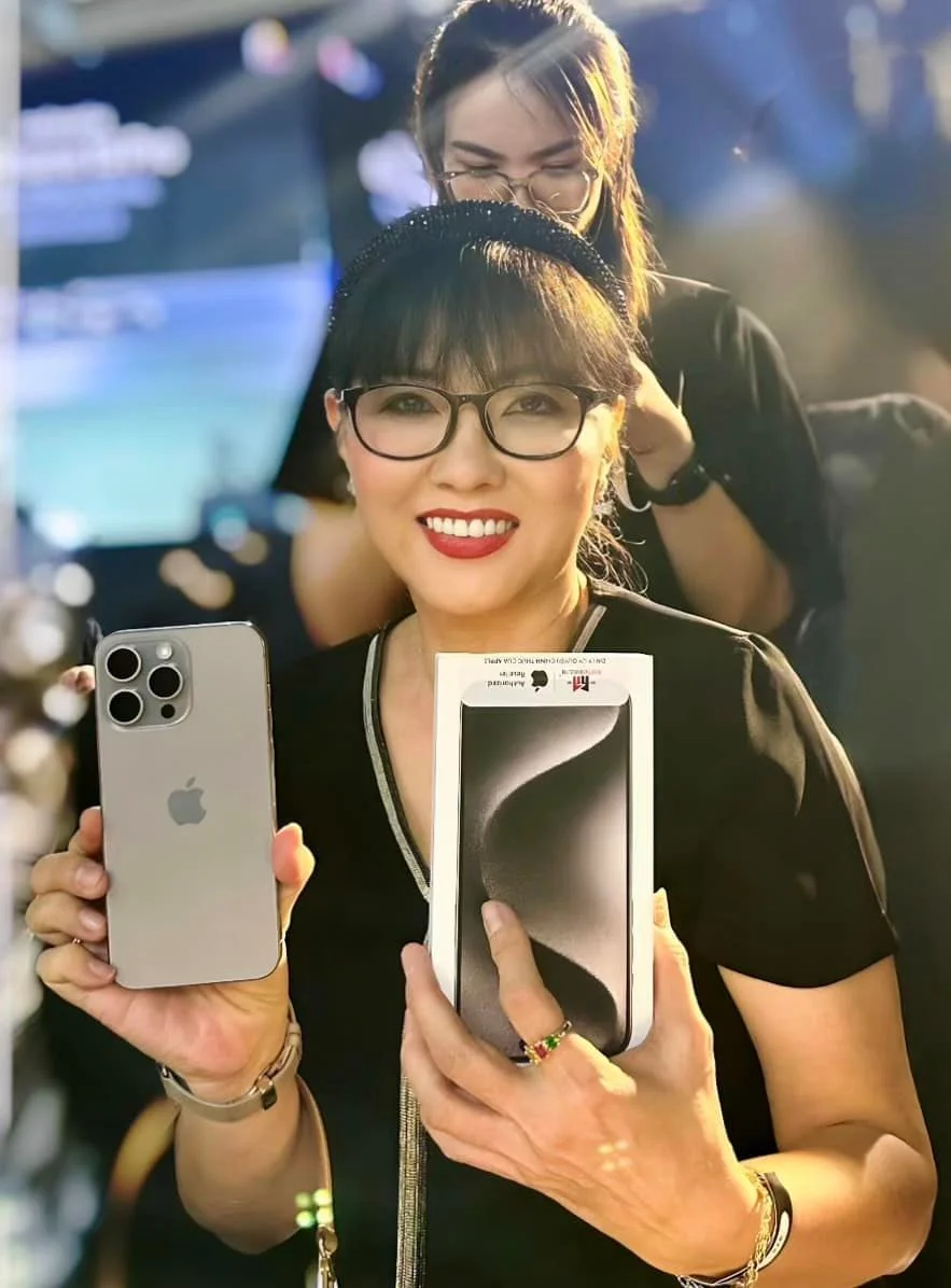 Soi ảnh iPhone 15 trên tay nghệ sĩ Việt