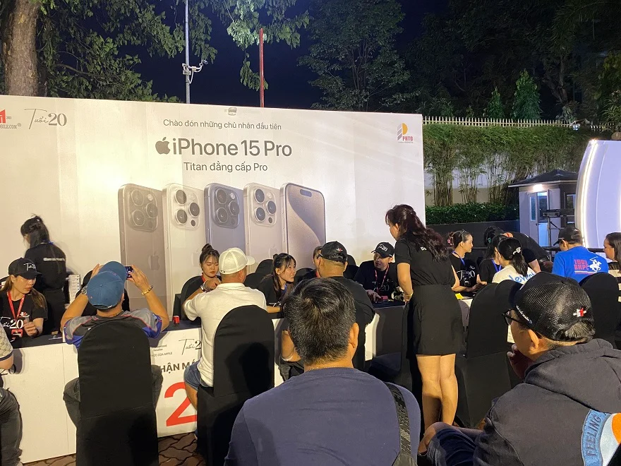 tường thực trực tiếp sự kiện mở bán iphone 15 series minh tuấn mobile