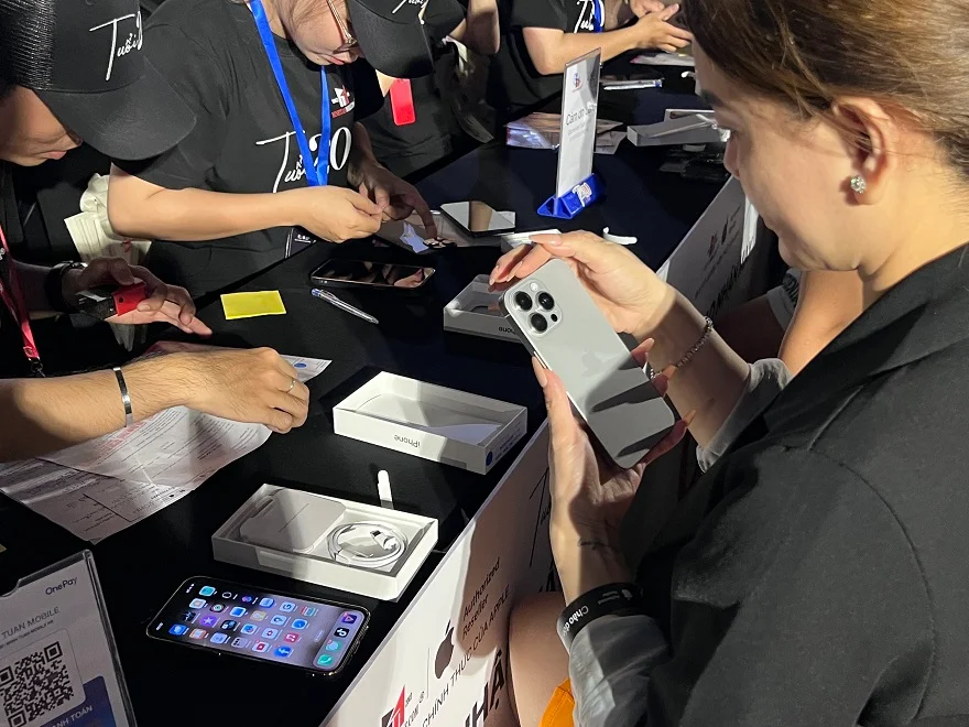 tường thực trực tiếp sự kiện mở bán iphone 15 series minh tuấn mobile