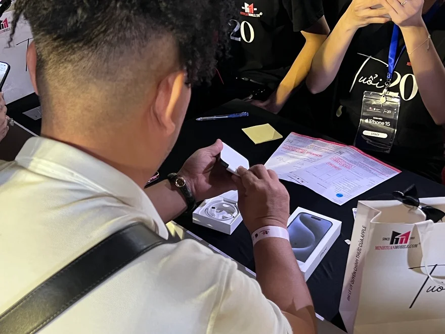 tường thực trực tiếp sự kiện mở bán iphone 15 series minh tuấn mobile