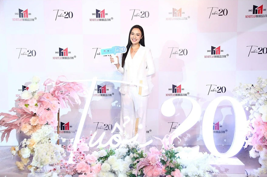 Soi ảnh iPhone 15 trên tay nghệ sĩ Việt